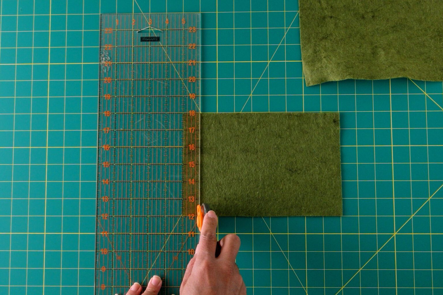 How To Make A Festive Felt Garland In 30 Minutes - Holiday Magic Hub
