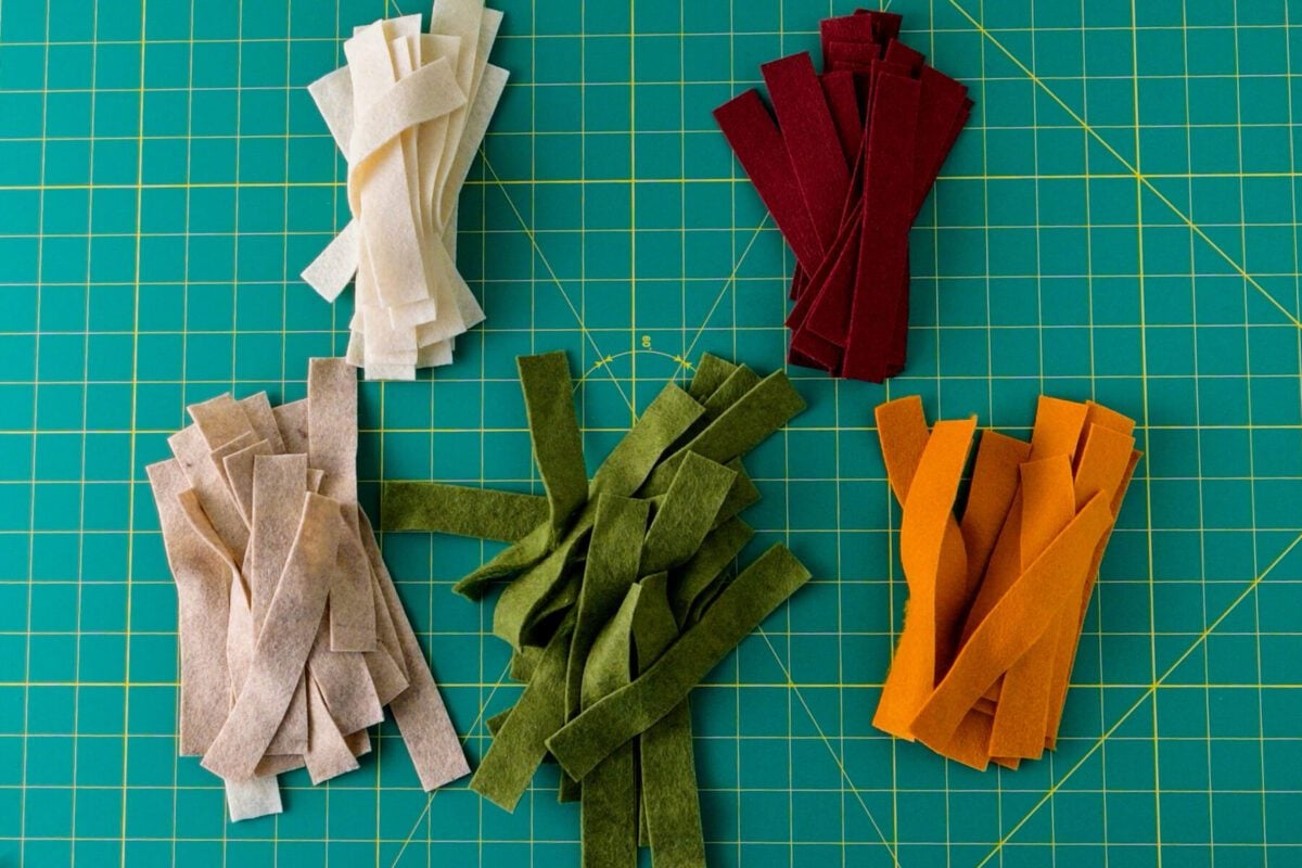 How To Make A Festive Felt Garland In 30 Minutes - Holiday Magic Hub