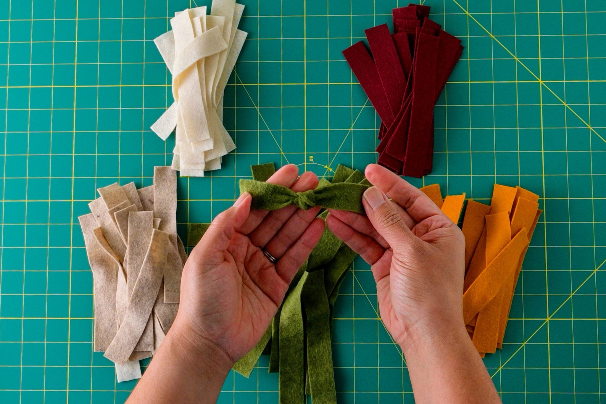How To Make A Festive Felt Garland In 30 Minutes - Holiday Magic Hub